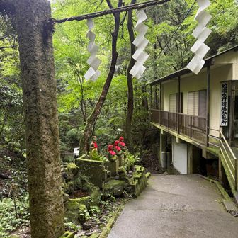 しばらくお地蔵さんに見守られながら舗装路を降ります