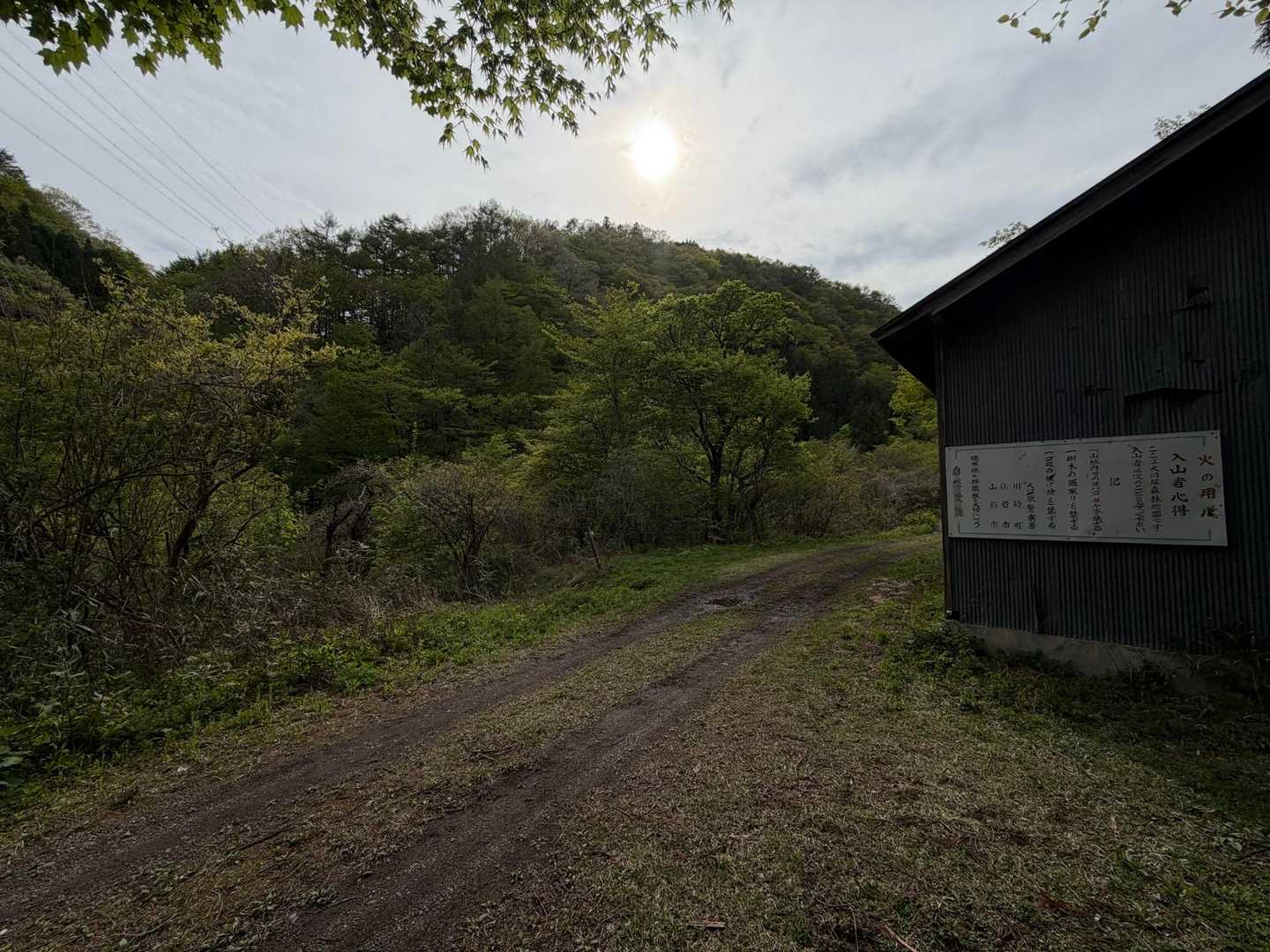 正解はこの小屋の近くに登山口への分岐がありました😇