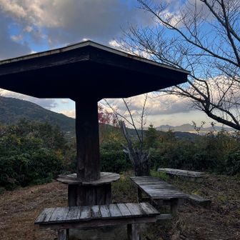 あずま屋発見😃春になったらここでピクニックしたい💓