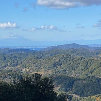 鋸山と左に富士山