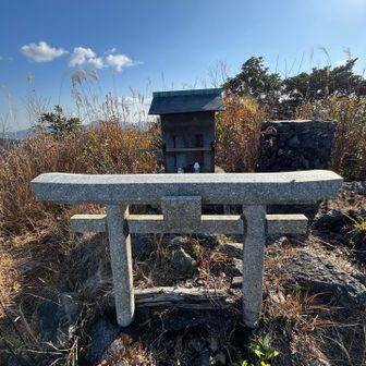 山頂に鎮座する尺岳神社(尺岳権現)。
