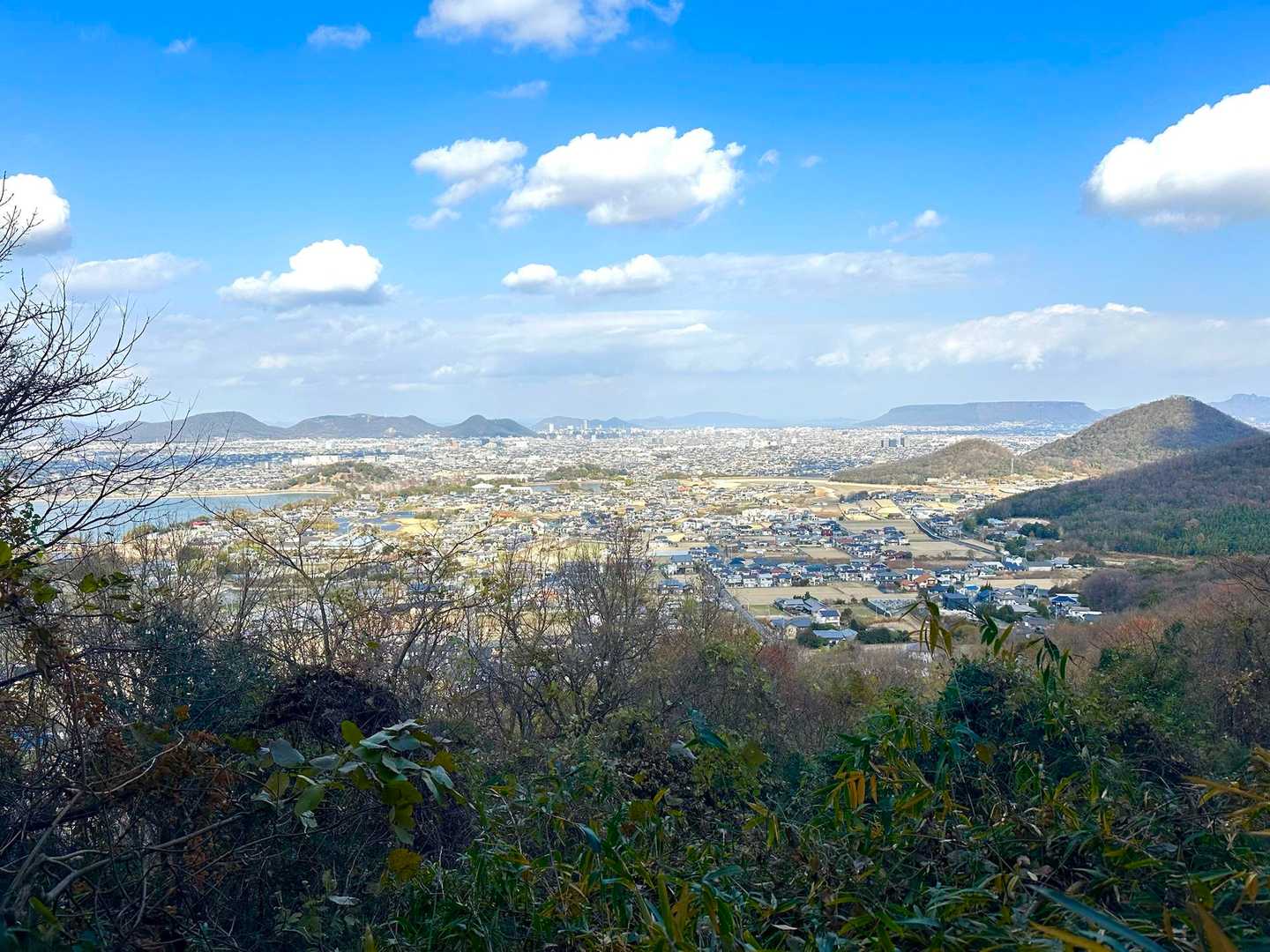 途中の展望のいいところから、屋島が見えています。