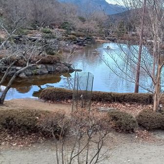 東御荷鉾山(左)と西御荷鉾山