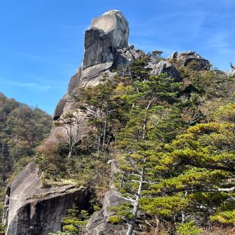 上ワク塚頂上に登る人も
体力温存のため見上げるのみ