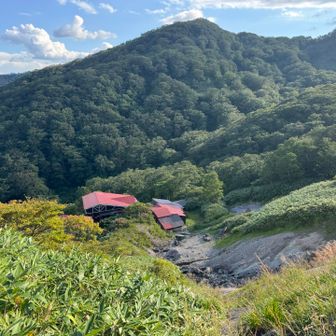 国見温泉が見えました。硫黄の臭いもここまできてます。