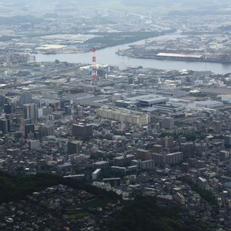 横長い白い建物、昔のSOGO、少し前までは井筒屋。

確か建物の大きさが戦艦大和と同じとか長さが同じとか聞いたことがある👂