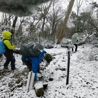 見張山頂から退却する
