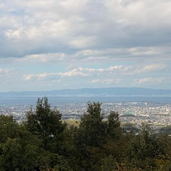 前方、大阪湾を挟んでHOME六甲山系。須磨から宝塚まで縦走路もクッキリみえていました。