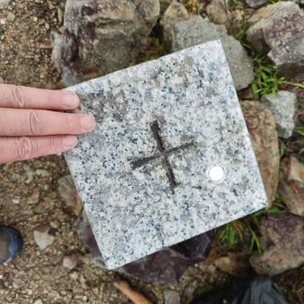 釈迦ヶ岳の三角点にタッチ