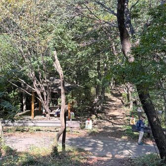 みかも山公園は所々に休憩所が設けられて
高齢のハイカーが休憩されていました😊
