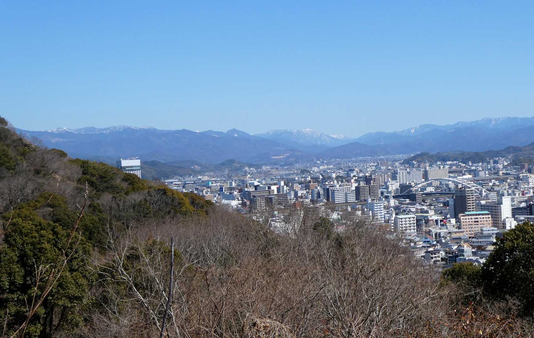 こちらは皿ヶ峰からの東の山並み