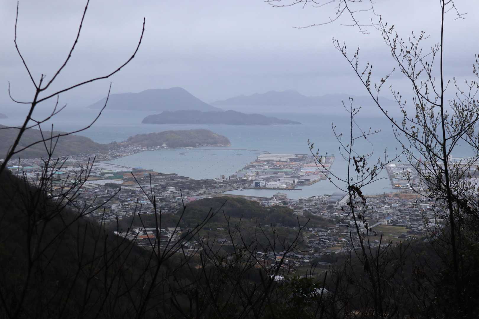 志々島、高見島、広島が見えます。