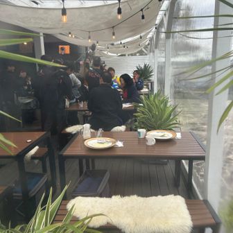 カフェで撮影してました