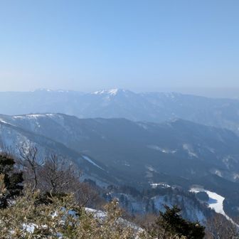 山頂より
那岐山かな？←東山(とうせん)という山でした。ひときわ目立ってかっこいい！