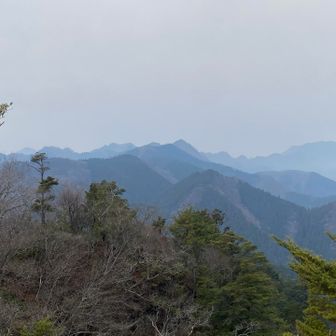 左端に甲武信ヶ岳、右端に両神山