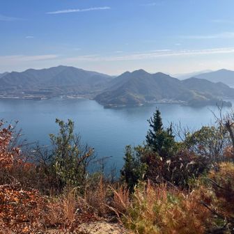 正面に江田島
左の一番ピークは古鷹山