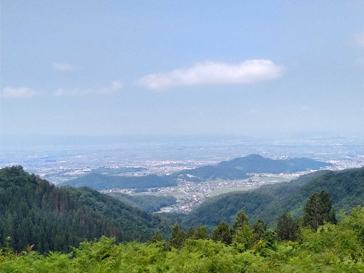 天童の街並が見えています。モヤってなければ、正面に朝日連峰が見えたはず。