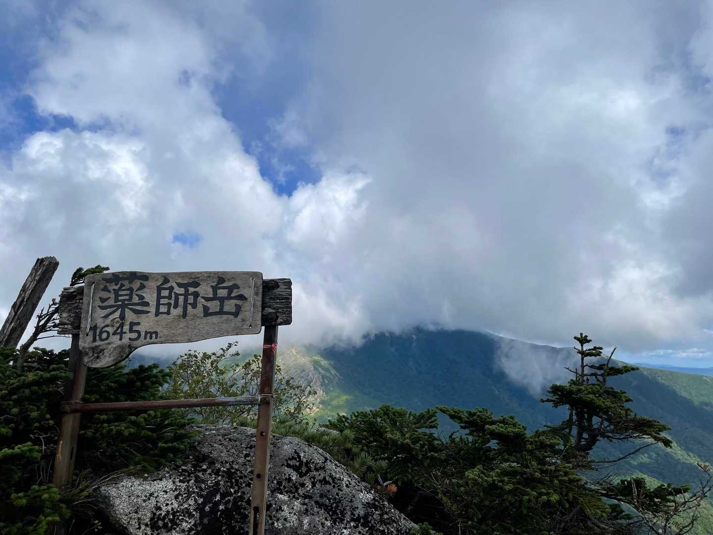 山頂ですが...
早池峰山は雲で見えず