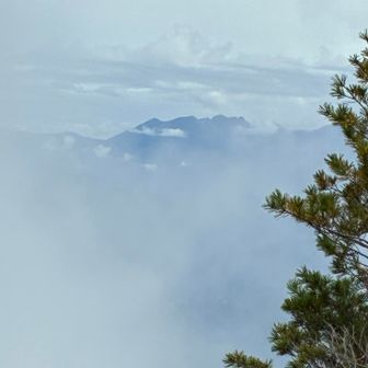 その反対側の南アルプスはすっかり雲に飲み込まれたが、鋸岳の上部がうっすら確認できた