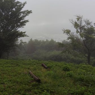 山頂の展望台。
肉眼では、眼下の集落が見えます　👀