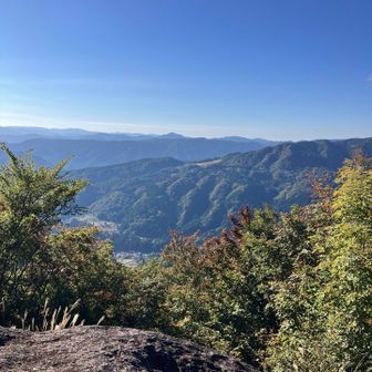 稜線に出るとビュースポット！いつも歩いてる宍粟の山々が！真ん中の尖ってるのは藤無山⛰️この角度、宍粟の山であればほとんどの山が同定出来る様になりました