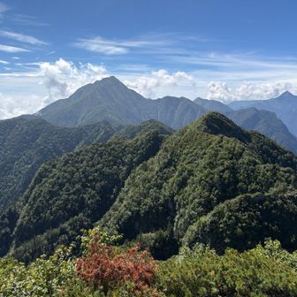 これから目指す甲斐駒ヶ岳方面、遠く感じる
