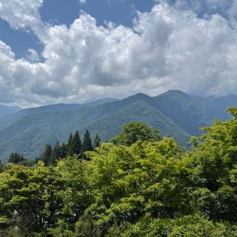 三峯神社の駐車場上からの眺め👀
すでに標高1000m超なので、猛暑日にしてはまあまあ涼しめの29℃。