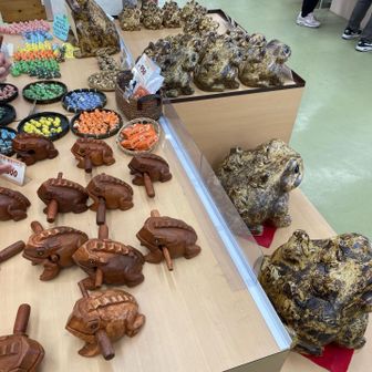 ガマグッズ
一番デカい信楽焼のガマ26,000円は誰が買うのだろうか