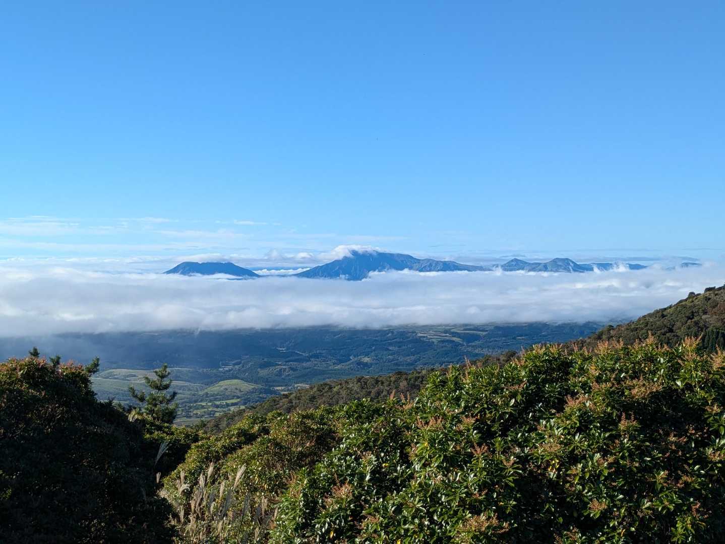 稜線まで上がると雲海に寝そべる涅槃像。