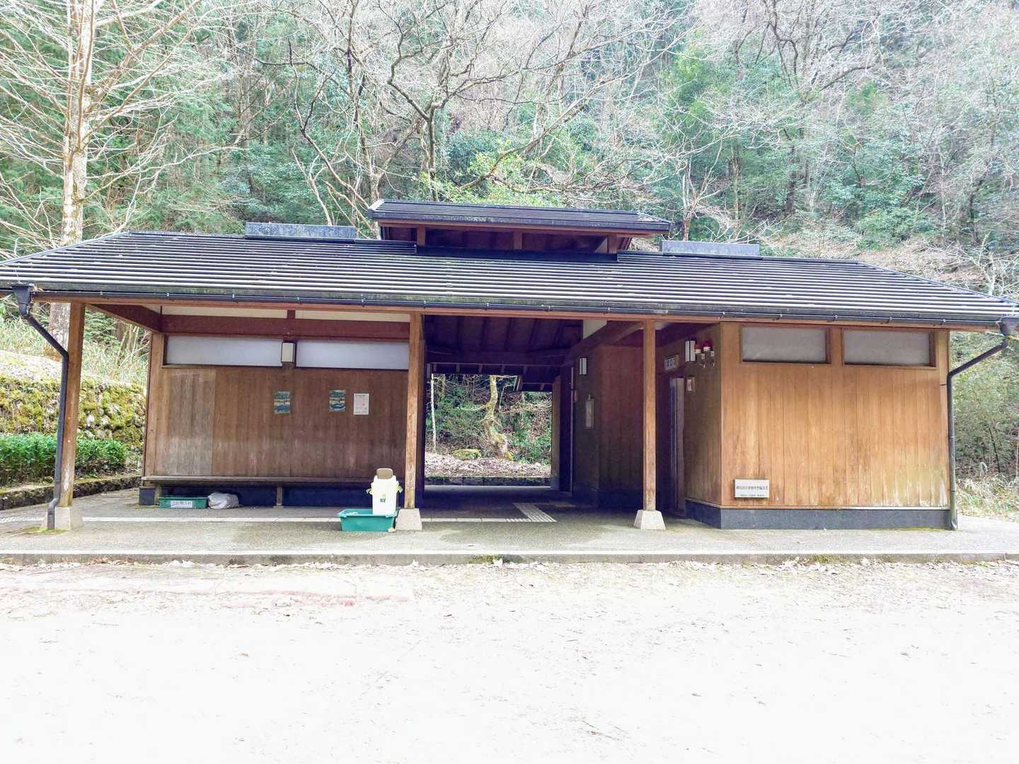 駐車場にある綺麗なトイレです✨
すごく手入れされてました 🙇🙇