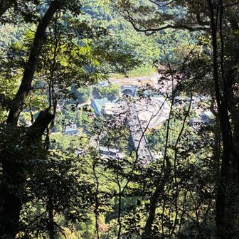三淵山の山頂直下から…西回りバイパスの花園トンネルが見えます