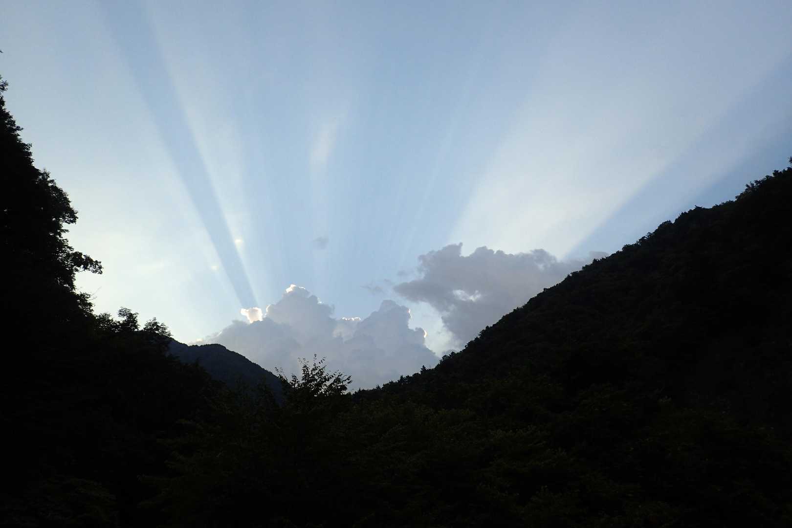 下山途中、お日様からビクトリーでお祝いされた感じでした