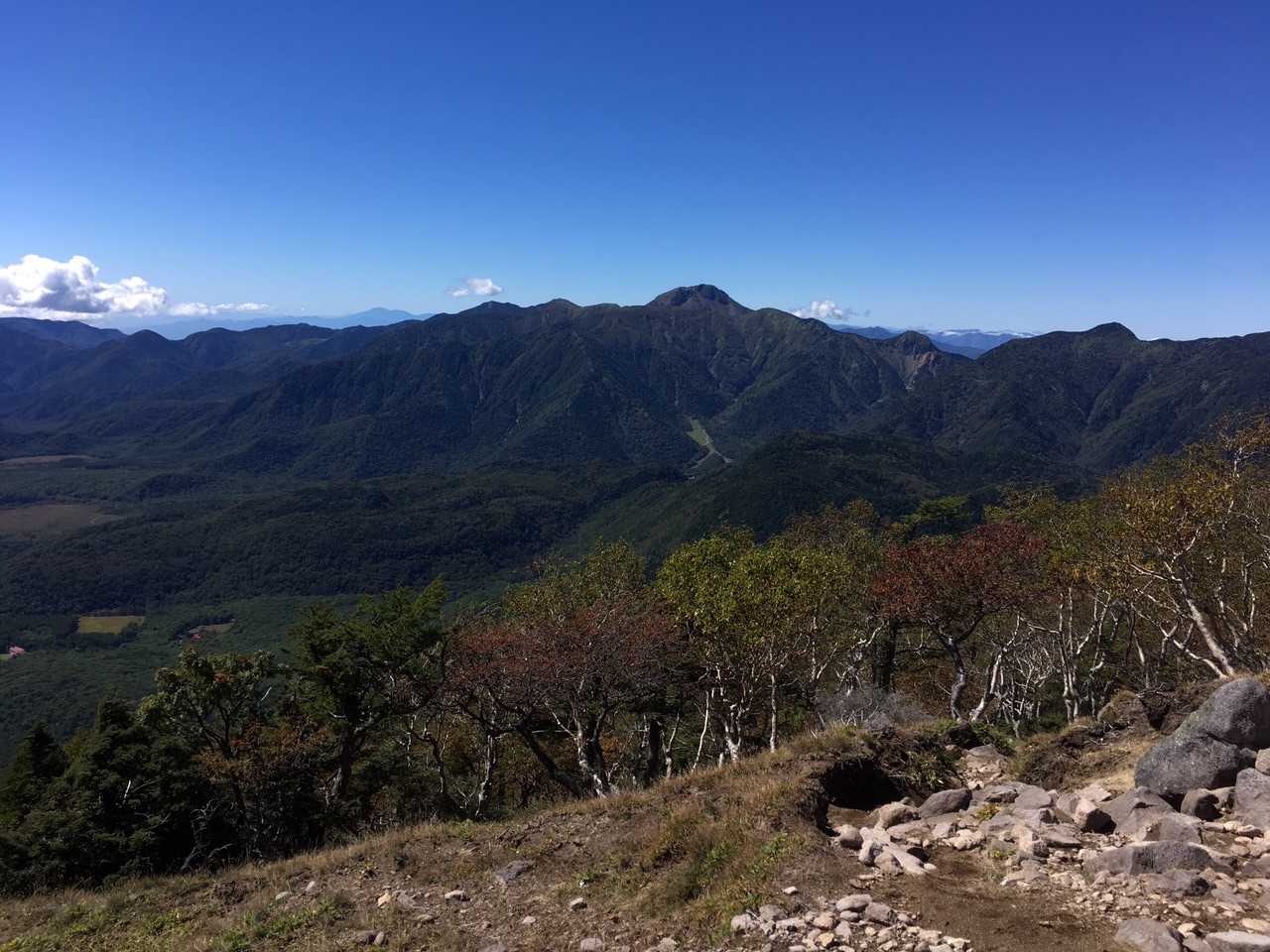 小太郎山到着。
日光白根山方面。