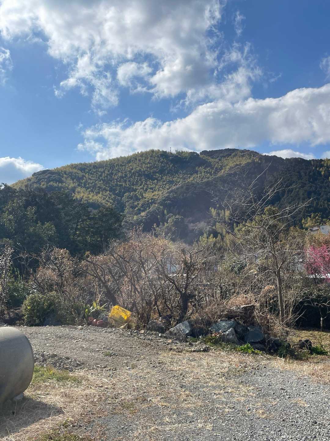 このお山に登ってきました😀ふりかえって📷鉄塔あります。ちっちゃく見えます^_^