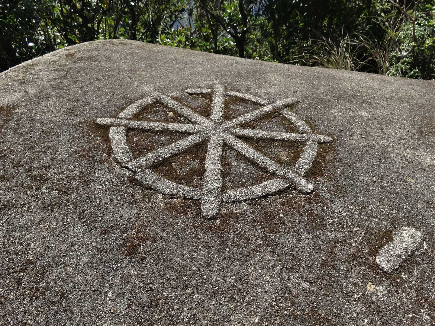 山渓「長崎県の山」には防空監視哨遺構とあります。