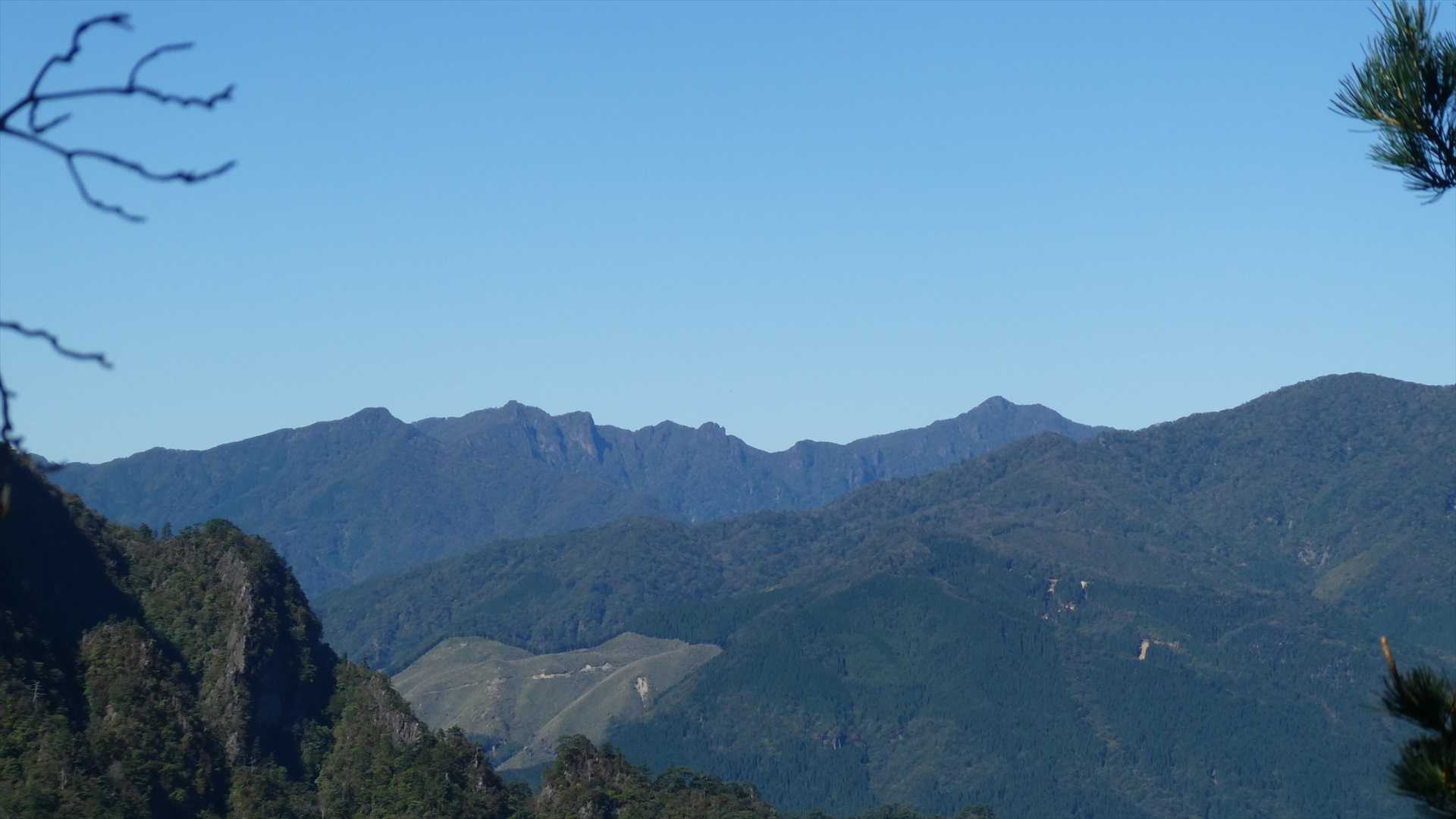 山頂からの眺望
祖母・傾山系の山々