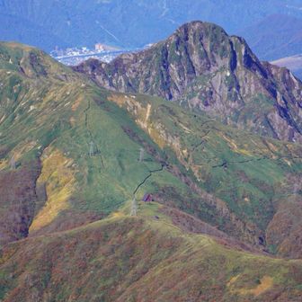 ジャンクションピーク到着
避難小屋が見える👀その先には上越のマッターホルン大源太山