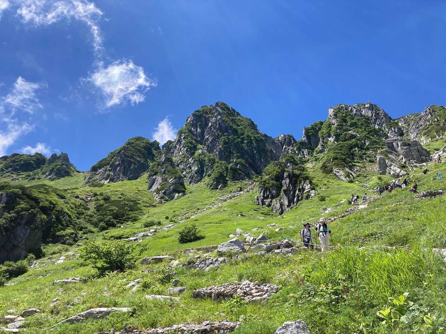 八丁坂から登山道をだいぶ登ってきました、青空〜