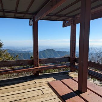 上高岩山の下の東屋。素晴らしい眺め、快適な空間