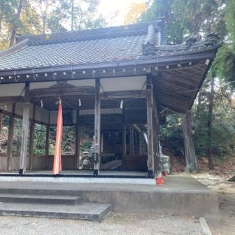 建物の右手から下ります。