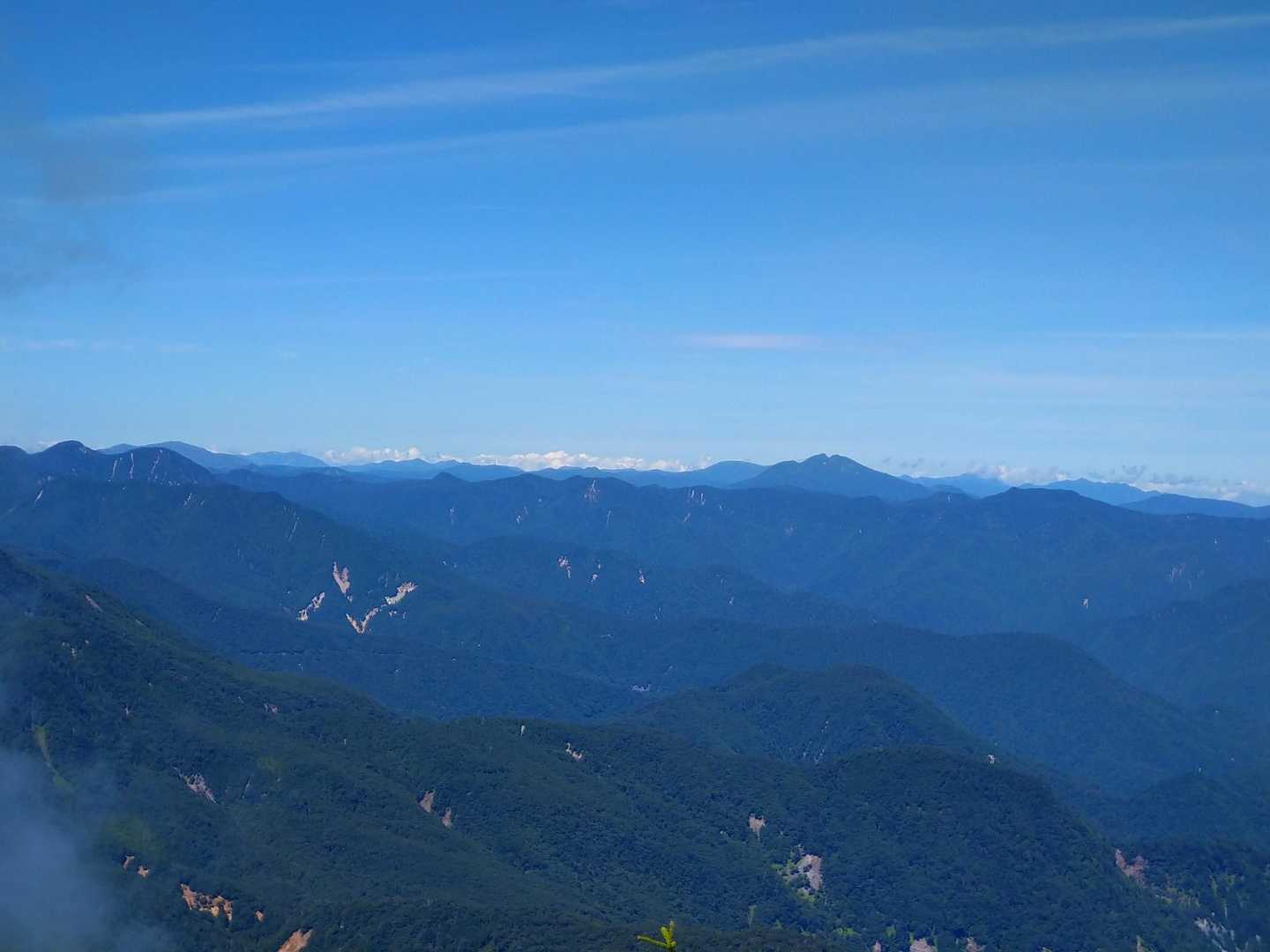 中央少し右に、カニのハサミのような燧ヶ岳