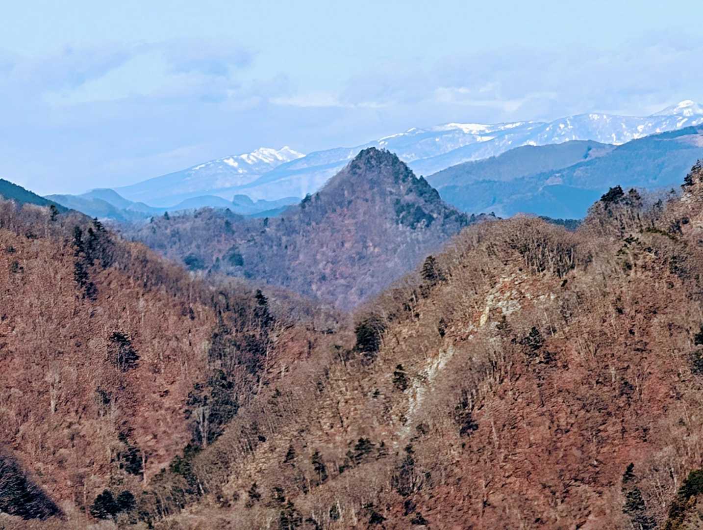                 【大ナゲシ】
              （おおなげし）
                  標高1532m
群馬県と埼玉県の県境の赤石峠をはさんである岩峰のお山。

秩父御嶽山から北東に見た時にまず目に飛び込んで来るのは〜【両神山】(りょうかみさん）の標高1723m！

でも、私は何故か？！
この大ナゲシの三角が魅力的で目に留まり〜🎶
本日の表紙にしました。👍✨