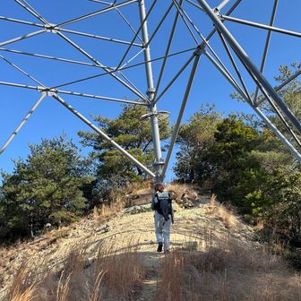 この鉄塔の先に