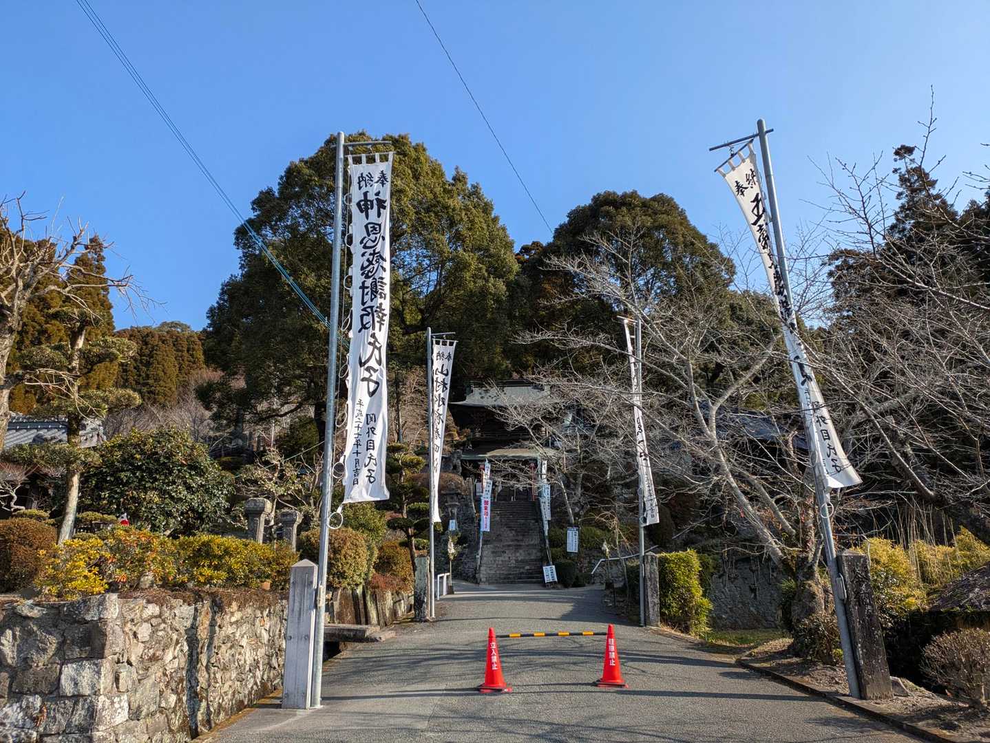 山頂に上る前に大津山神社に初詣おば