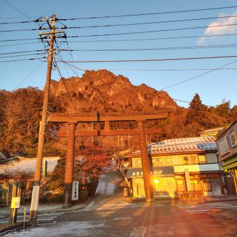 ⛩️くぐっていくと登山口。