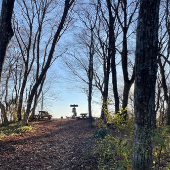 山頂の景色はいつもと同じ　陽はすっかり上がっている
行ってみると先行の一人がベンチにに居るから
挨拶して展望台へ向かう

