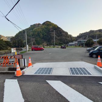 帰りの臨時駐車場の様子
車はかなり減ってます