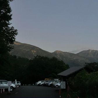 国道から蓮華温泉まで山道20キロ
離合はまあまあ出来る
駐車場4時半で駐車場ほぼ満
登山口〜その後もワイモバほぼ電波無し（白馬山頂はあり）