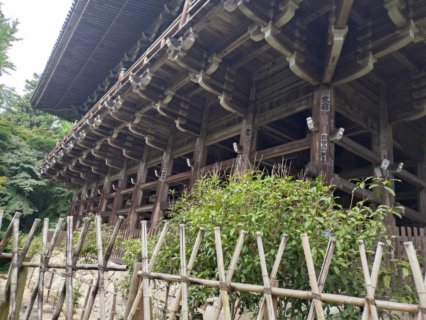 釘を使わず、清水の舞台の様な作りだとか