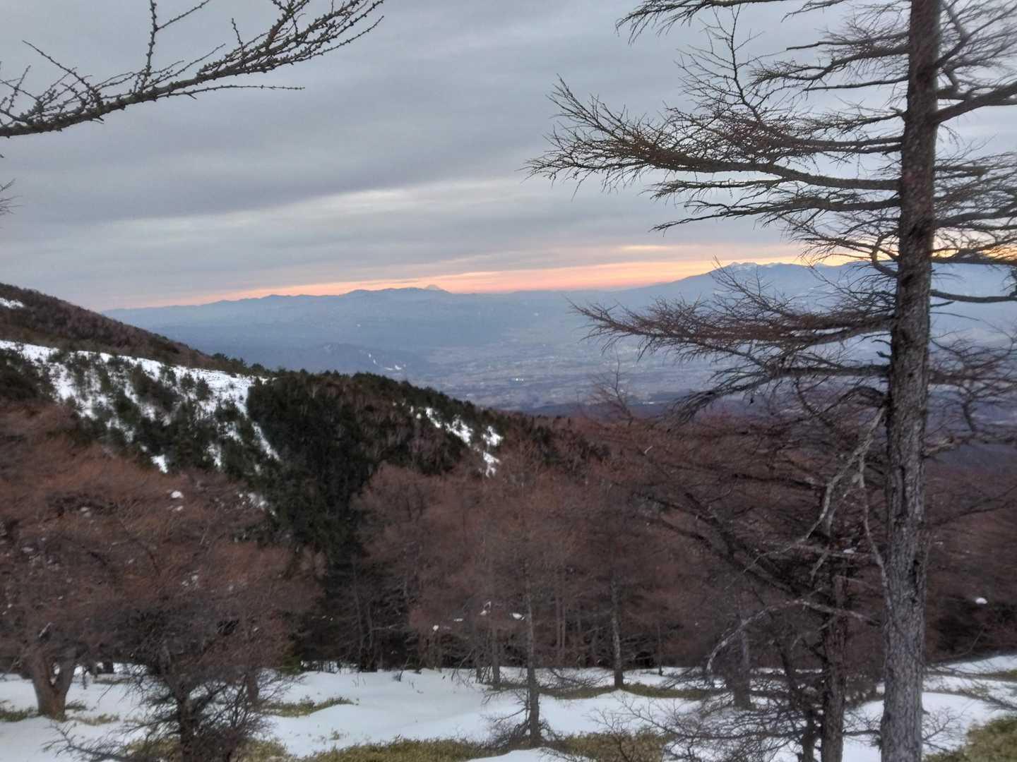 車坂山山頂からの景色。富士山のシルエットもくっきり🗻